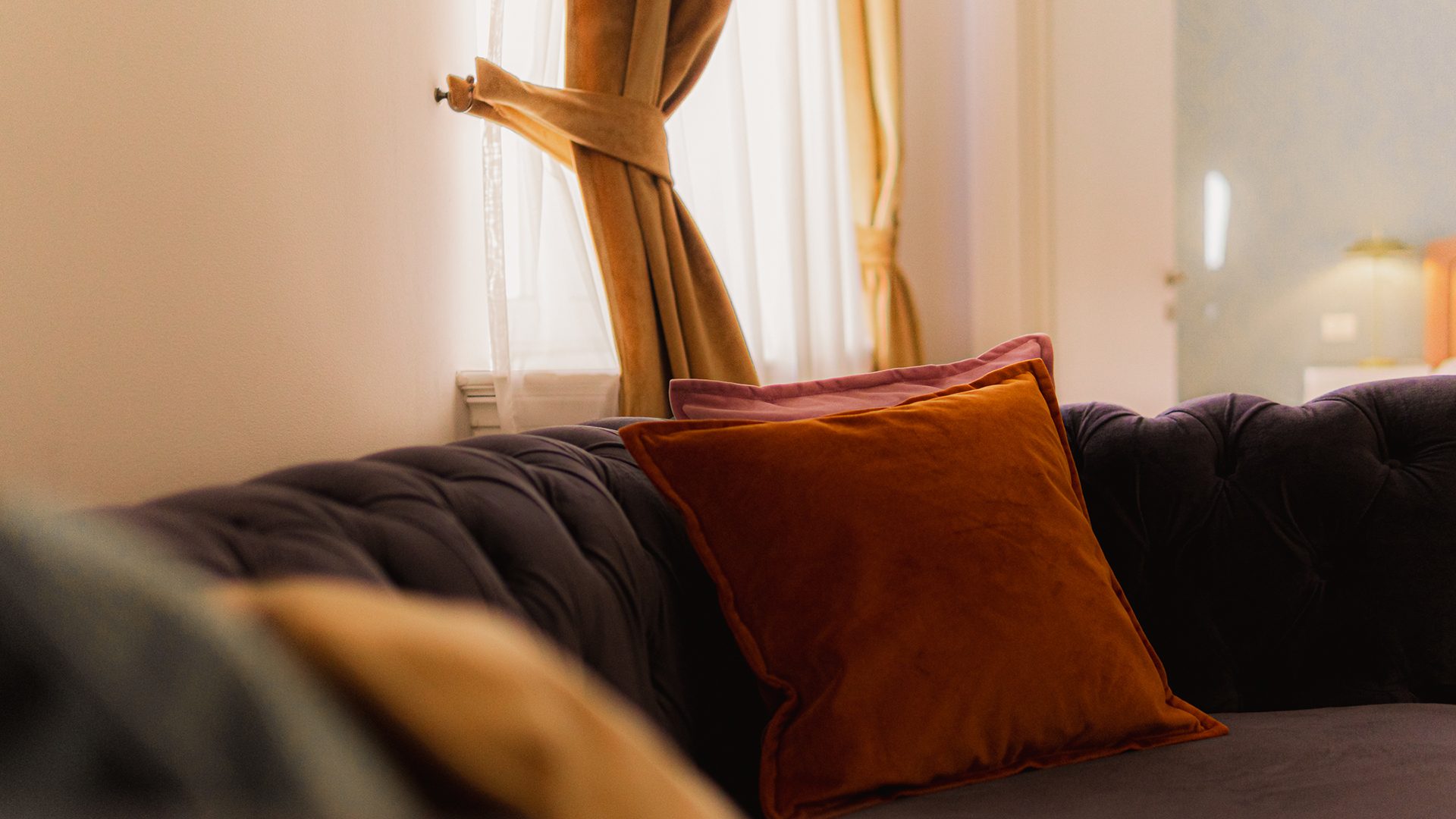 Divano Chesterfield in velluto con cuscini in un appartamento Matisse, centro storico di Bucarest