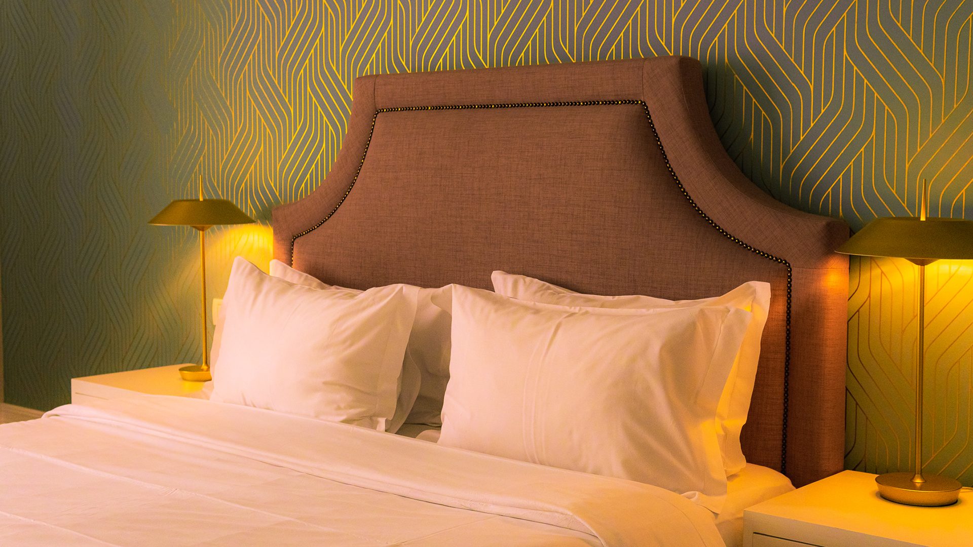 Camera da letto con testiera imbottita e carta da parati con motivi dorati presso Matisse Bucharest Old Town